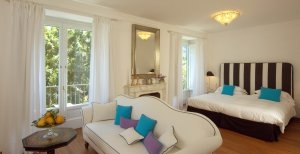 elegantes Schlafzimmer einer suite im bellevue syrene hotel in sorrent Italien