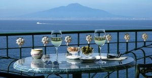 gemütlicher Cocktail an der bar mit Ausblick im bellevue syrene hotel in sorrent Italien