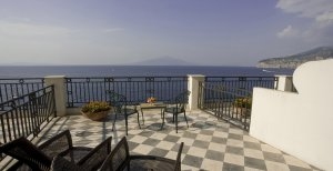traumhafte Terrasse mit Ausblick auf das blaue Meer im bellevue syrene hotel in sorrent Italien