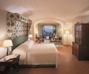 traumhaftes Schlafzimmer einer suite im caruso Belvedere hotel in ravello italien
