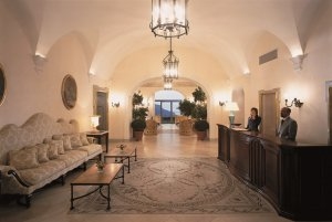 elegante lobby im caruso belvedere hotel in ravello italien