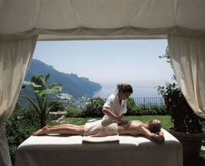 entspannter spa mit traumausblick im caruso Belvedere hotel in ravello italien