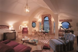 grosses Wohnzimmer einer Luxus suite im caruso Belvedere hotel in ravello italien
