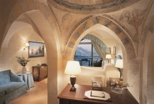 malerisches Luxus Schlafzimmer einer suite im caruso hotel belvedere in ravello italien