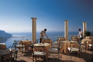 wunderbares frühstück mit Ausblick im caruso Belvedere hotel in ravello italien