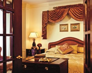 romantisches schlafzimmer der suite im charleston place in den usa south carolina