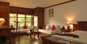 luxus schlafzimmer mit ausblick im governors residence hotel in yangon burma myanmar