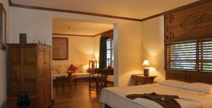 schönes schlafzimmer mit viel holz im governors residence hotel in yangon burma myanmar
