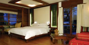 luxuriöses schlafzimmer im governors residence hotel in yangon burma myanmar
