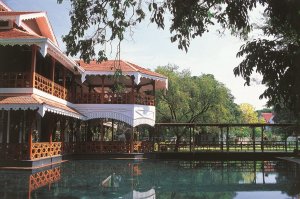 schöne wasserlandschaft im governors residence hotel in yangon burma myanmar