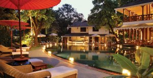 romantische abendstimmung am pool im governors residence hotel in yangon burma myanmar