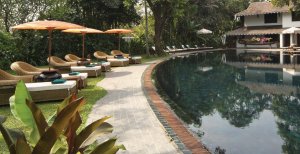 grüner pool und liegen am pool im governors residence hotel in yangon burma myanmar