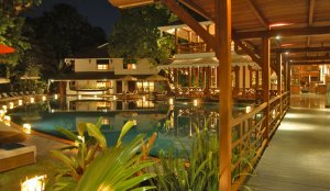 abenstimmung am pool mit lichtern im governors residence hotel in yangon burma myanmar