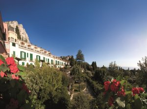 traumhafter garten und Ausblick auf das luxuriöse grand hotel timeo auf Sizilien