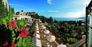 traumhafter Ausblick auf das Meer im grand hotel timeo auf Sizilien