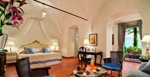 Luxus Schlafzimmer einer suite mit traumhaften Meerblick im grand hotel timeo auf Sizilien