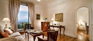 gemütliches Wohnzimmer einer Luxus suite im grand hotel timeo auf Sizilien