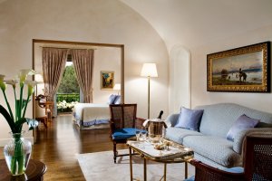 elegantes Wohnzimmer einer suite im grand hotel timeo auf Sizilien