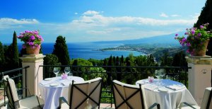 gemütliches frühstück auf einer traumhaften Terrasse mit Meerblick im grand hotel timeo auf Sizilien