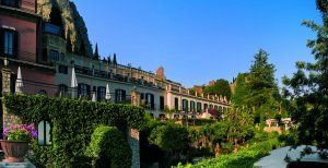 wunderschöner und malerischer garten im grand hotel timeo auf Sizilien