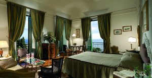 Luxus Schlafzimmer mit Ausblick im grand hotel timeo auf Sizilien