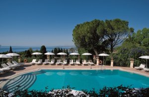 traumhafter pool mit ausblick im grand hotel timeo auf Sizilien
