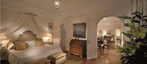 Luxus Schlafzimmer einer suite im grand hotel timeo auf Sizilien