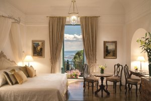 luxuriöses und helles Schlafzimmer einer suite im grand hotel timeo auf Sizilien