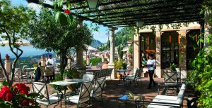 gemütliche Terrasse mit Ausblick im grand hotel timeo auf Sizilien