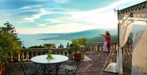 romantische Terrasse mit Meerblick im grand hotel timeo auf Sizilien