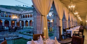 bezauberndes restaurant mit panoramafenstern im hotel monasterio in lateinamerika peru cuzco