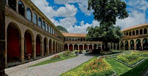 wunderschöner innenhof im luxushotel hotel monasterio in cusco peru lateinamerika 