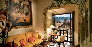 elegantes wohnzimmer einer suite im luxushotel hotel monasterio in cusco peru lateinamerika 