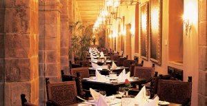 ausgezeichnetes romantisches restaurant im luxushotel hotel monasterio in cusco peru lateinamerika 