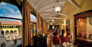 grosses wohnzimmer einer suite im luxushotel hotel monasterio in cusco peru lateinamerika 