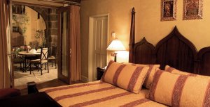 gemütliches schlafzimmer mit terrasse im luxushotel hotel monasterio in cusco peru lateinamerika o