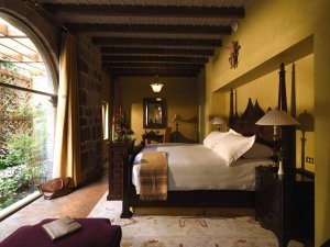 schlafzimmer mit ausblick im monasterio luxus hotel in cusco peru lateinamerika