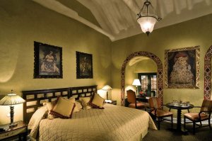 traumhaftes schlafzimmer im monasterio luxus hotel in cusco peru lateinamerika-