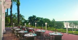 traumhafte terrasse des restaurants im cataratas in lateinamerika brasilien iguassu 