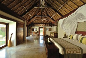 luxuriöses schlafzimmer einer cottage im jimbaran puri in bali indonesien
