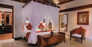 grosses himmelbett schlafzimmer im jimbaran puri in bali indonesien