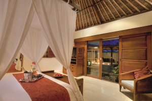 grosses schlafzimmer mit gartenblick im jimbaran puri in bali indonesien