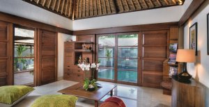 wohnzimmer mit blick auf privaten pool im jimbaran puri in bali indonesien