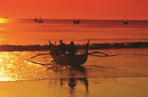 romantischer sonnenuntergang im jimbaran puri in bali indonesien