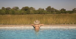 erfrischender pool in der khwai river lodge in afrika botswana okavango delta
