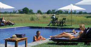 malerischer pool in der khwai river lodge in afrika botswana okavango delta
