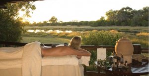 entspannung mit ausblick im spa in der khwai river lodge in afrika botswana okavango delta