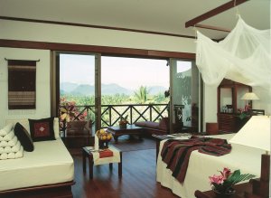 luxuriöse suite mit balkon im La residence Phou Vao resort in luang prabang laos