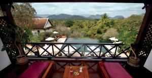traumhafter ausblick auf den tropischen garten im La residence Phou Vao resort in luang prabang laos