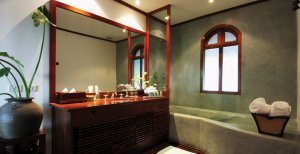 luxuriöses badezimmer einer suite im La residence Phou Vao resort in luang prabang laos
